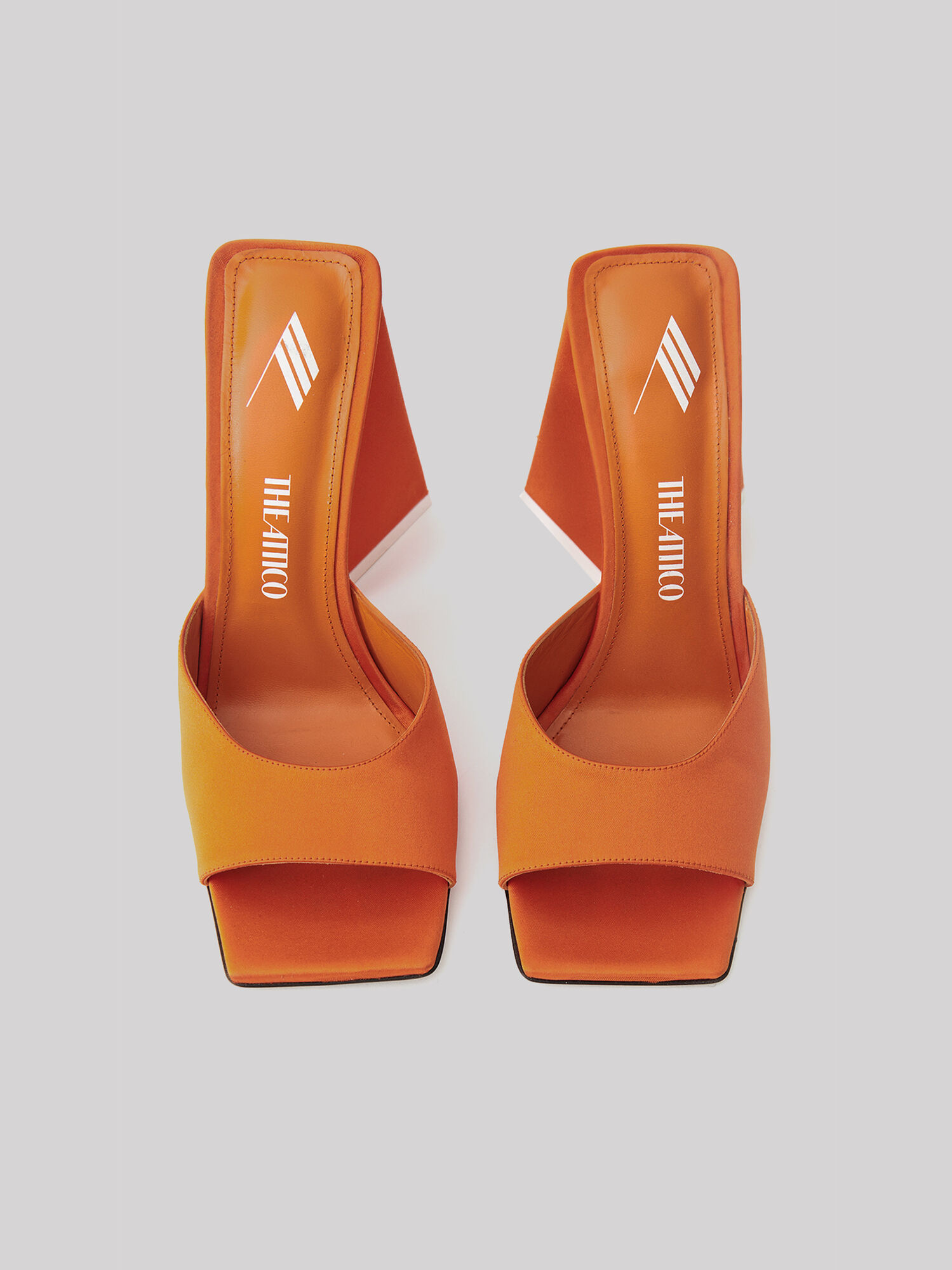 The Attico Shoes The Attico Orange Satin Devon Mule All'interno del suo involucro in ottone e un supporto lampada e27 in plastica. the attico shoes the attico orange satin devon mule
